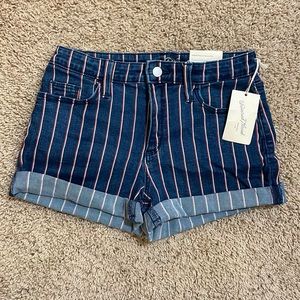 Denim shorts with white/red stripes